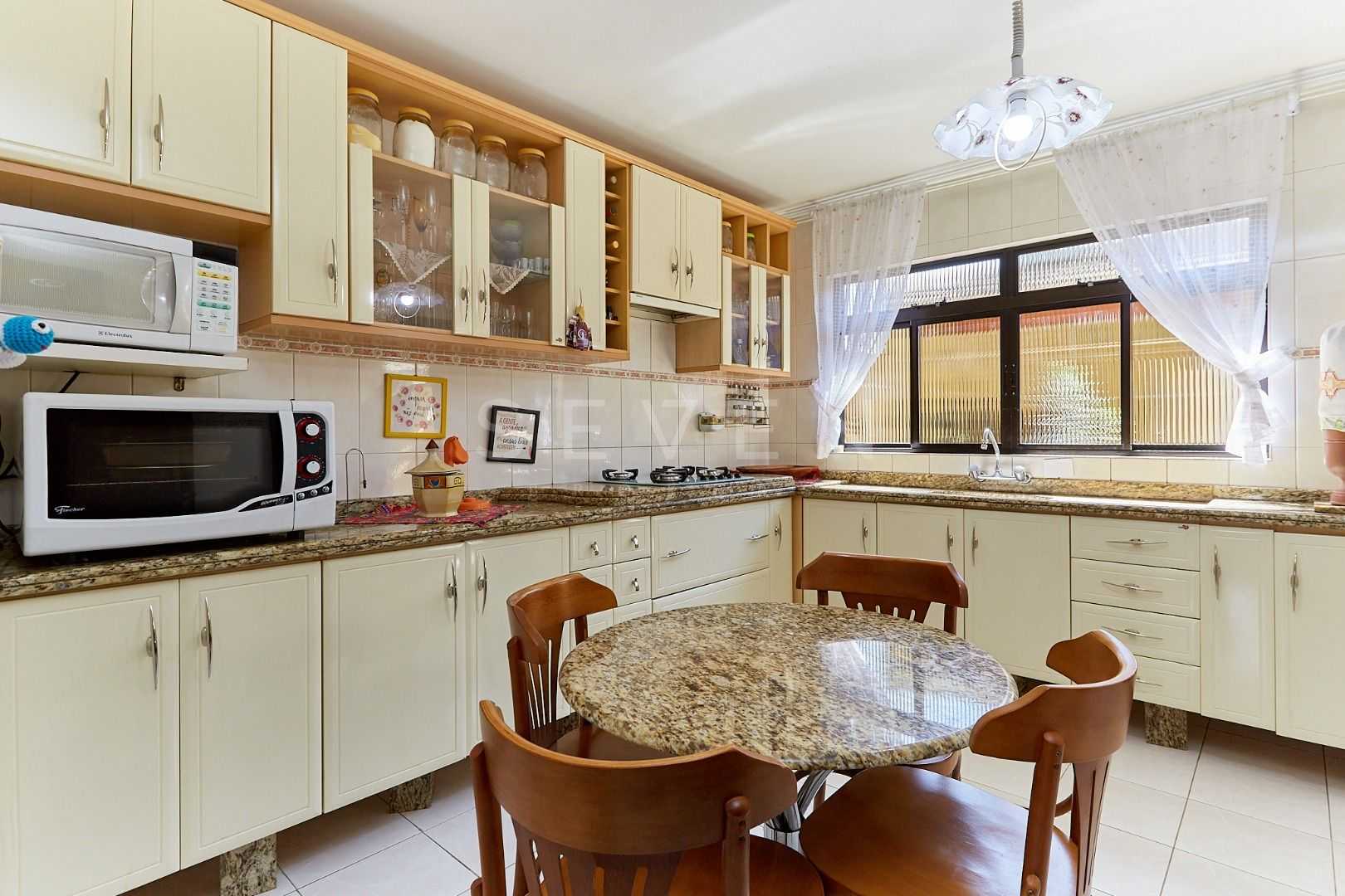 Sobrado amplo e ensolarado em Pinhais com quintal e ótima loca...