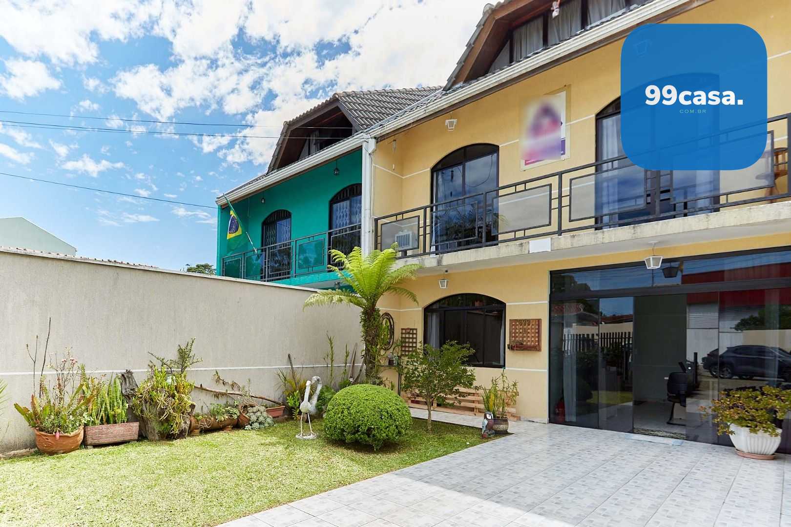 Sobrado amplo e ensolarado em Pinhais com quintal e ótima loca...