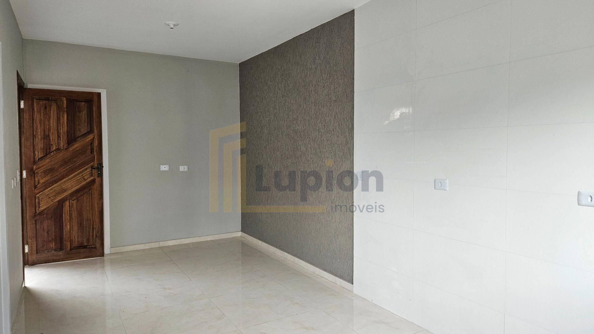 Casa à venda em localização estratégica  2 quartos, garagem e ...