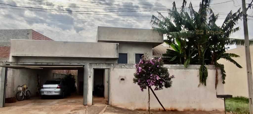 Casa espaçosa com 3 quartos, área gourmet e quintal amplo