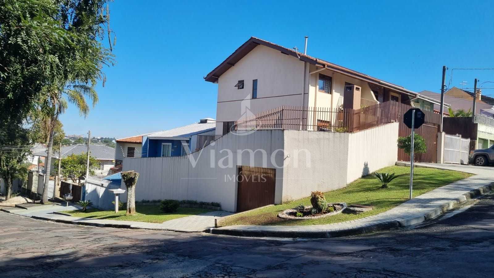 Sobrado com Quintal Amplo e Edícula no Guabirotuba  4 Quartos,...