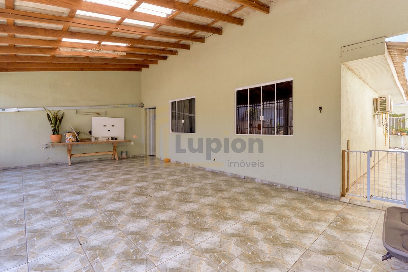 Excelente Casa com Edícula à Venda no Bairro Cidade Industrial...