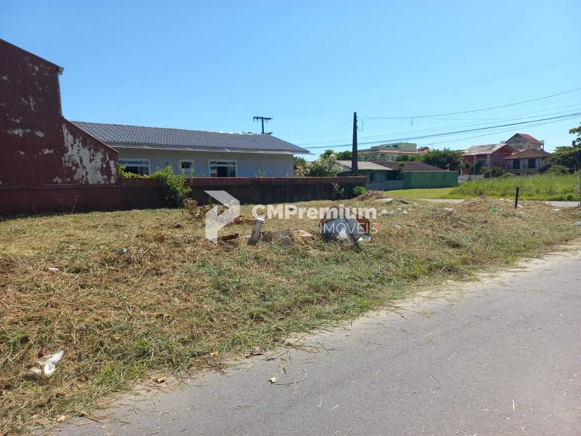 Terreno de Esquina na Praia de Enseada  252 m  a 350 m do Mar