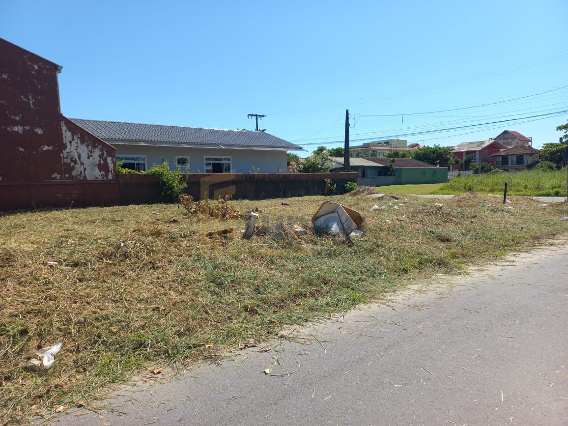 Terreno de Esquina na Praia de Enseada  252 m  a 350 m do Mar