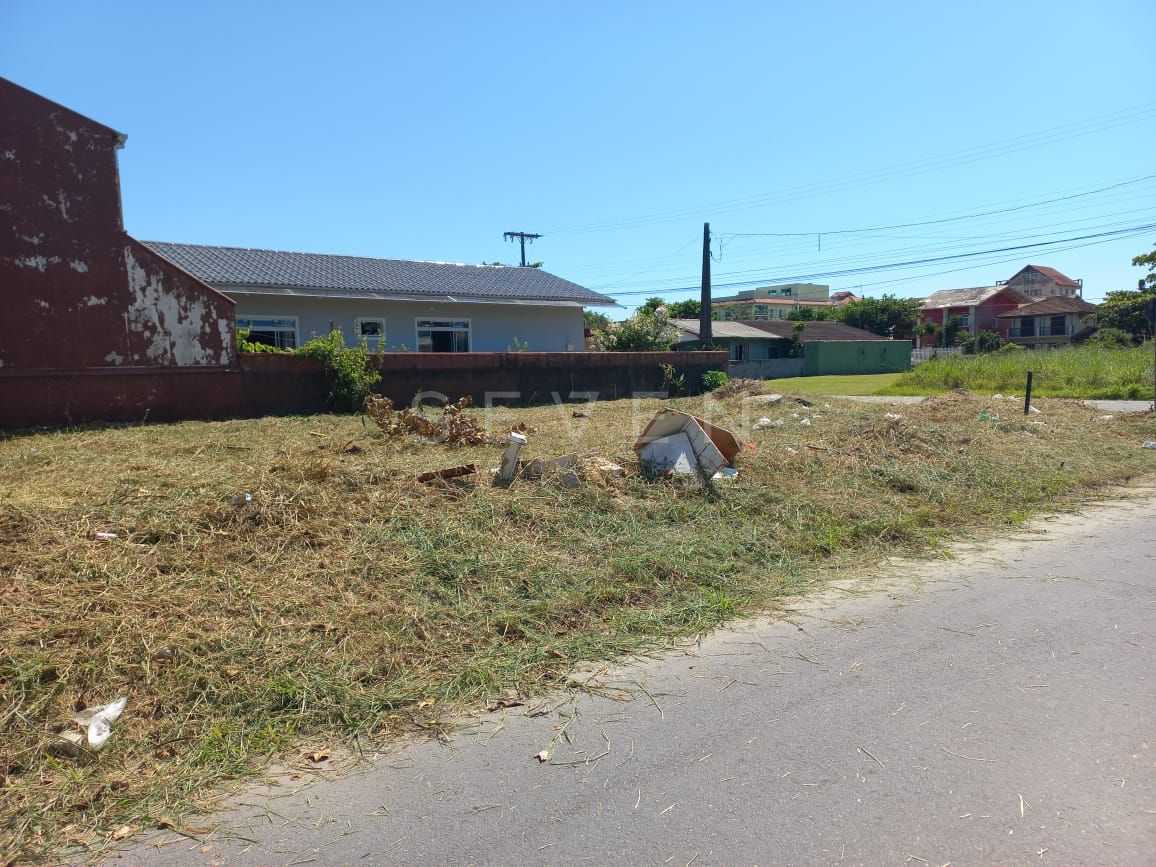 Terreno de Esquina na Praia de Enseada  252 m  a 350 m do Mar