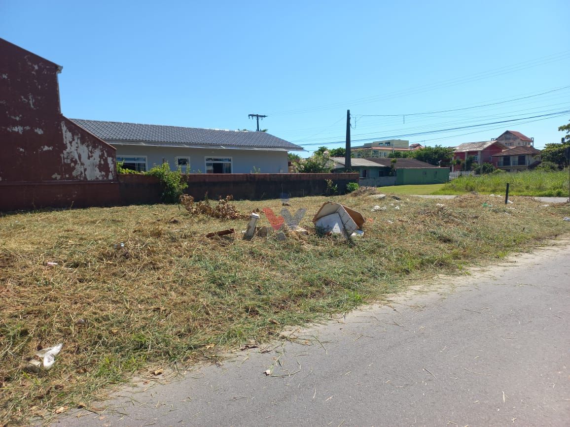 Terreno de Esquina na Praia de Enseada  252 m  a 350 m do Mar