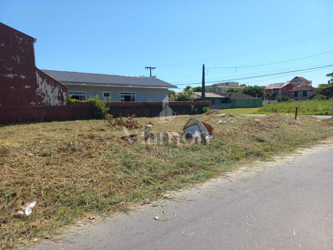 Terreno de Esquina na Praia de Enseada  252 m  a 350 m do Mar
