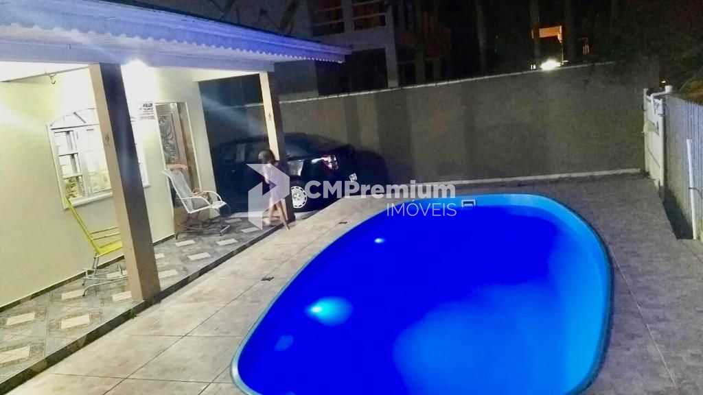Excelente Casa com Piscina e Edícula a 80m da Praia em Itapoá SC