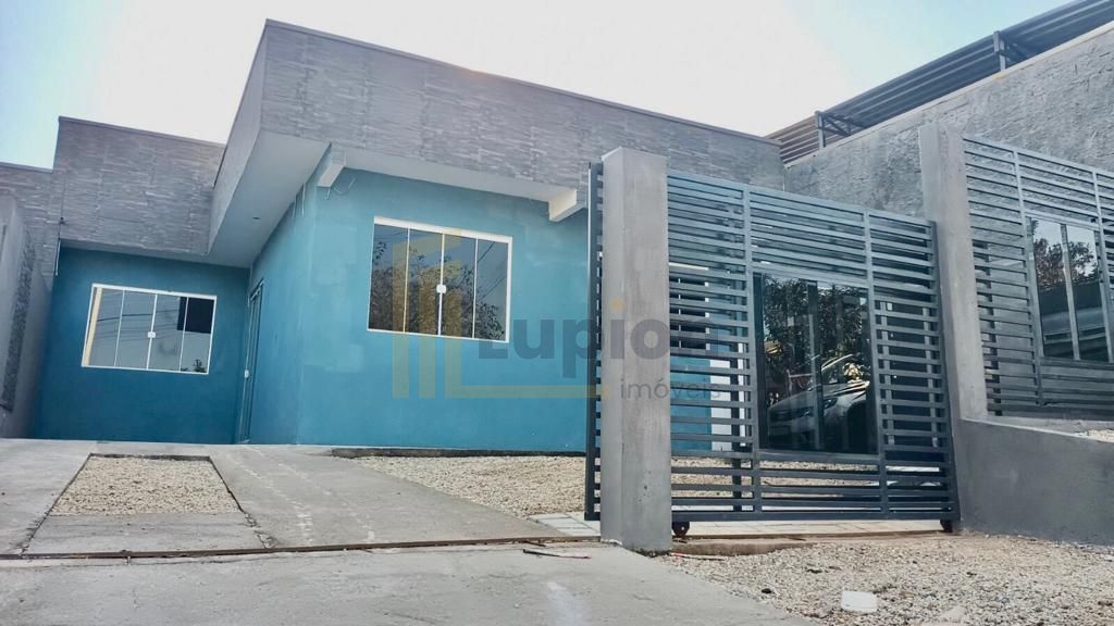 Linda Casa à Venda com 2 Quartos e Excelente Localização  Conf...