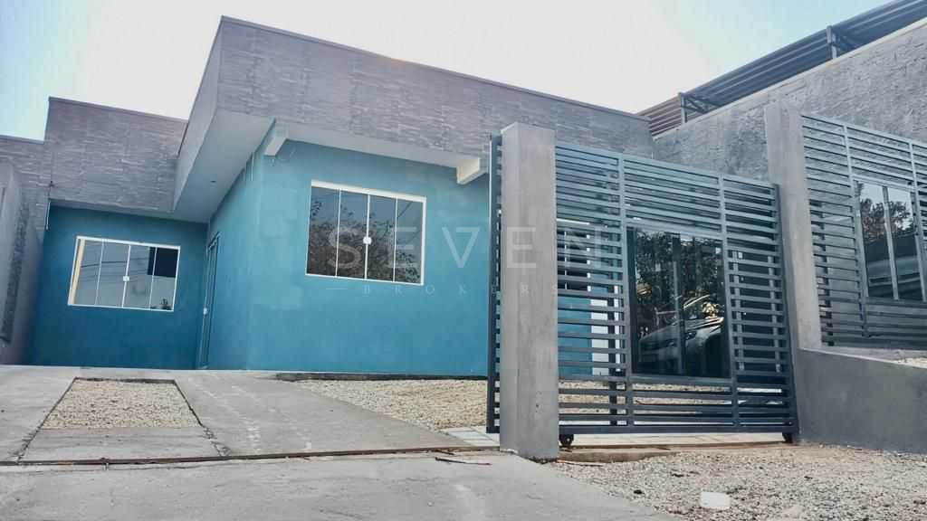 Linda Casa à Venda com 2 Quartos e Excelente Localização  Conf...