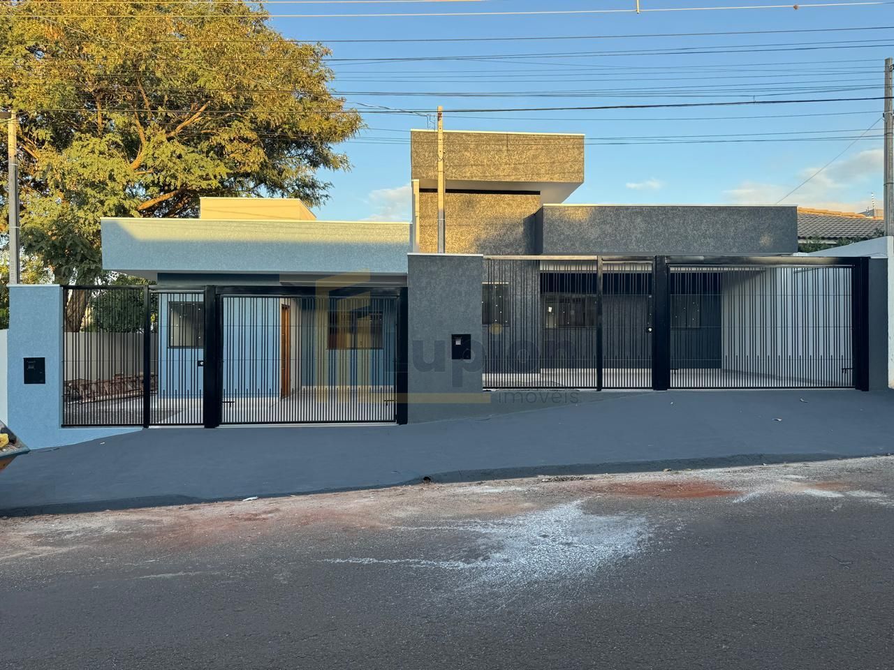 Casa à Venda no Jardim Tropical - 2 Dormitórios, Garagem e Loc...