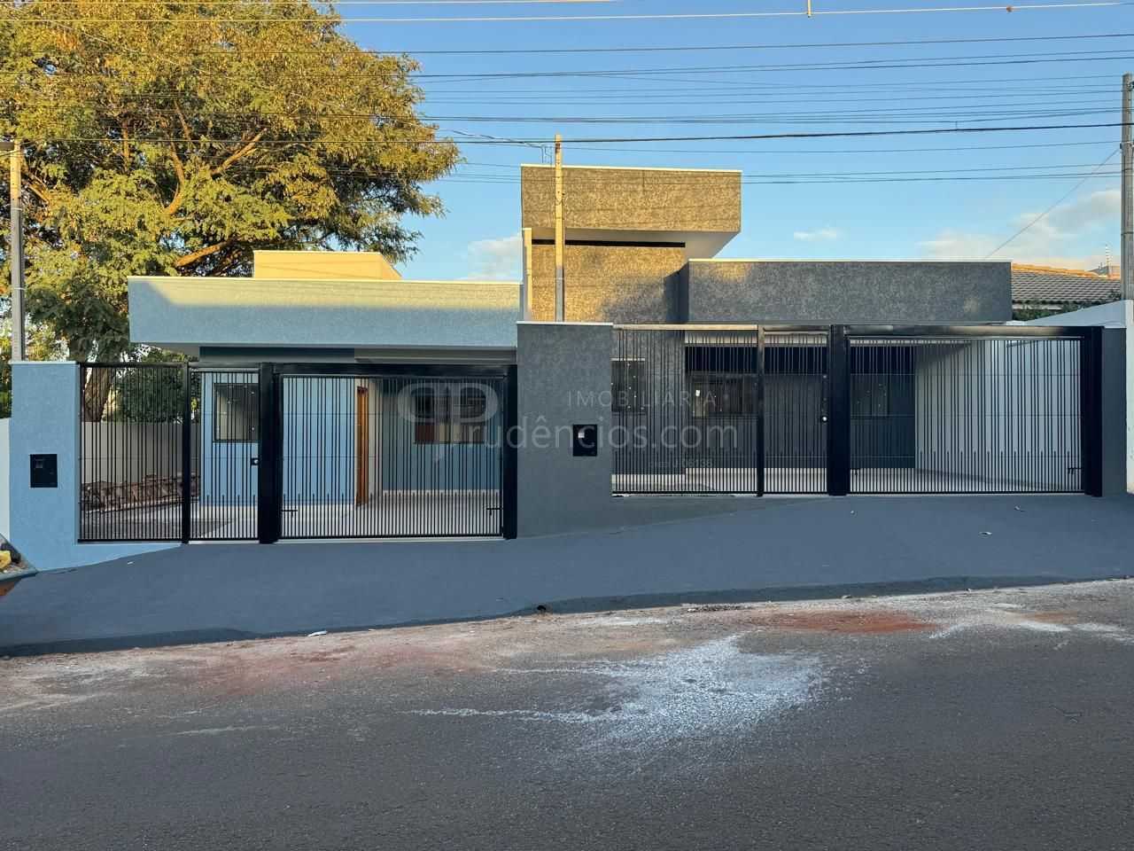 Casa à Venda no Jardim Tropical - 2 Dormitórios, Garagem e Loc...