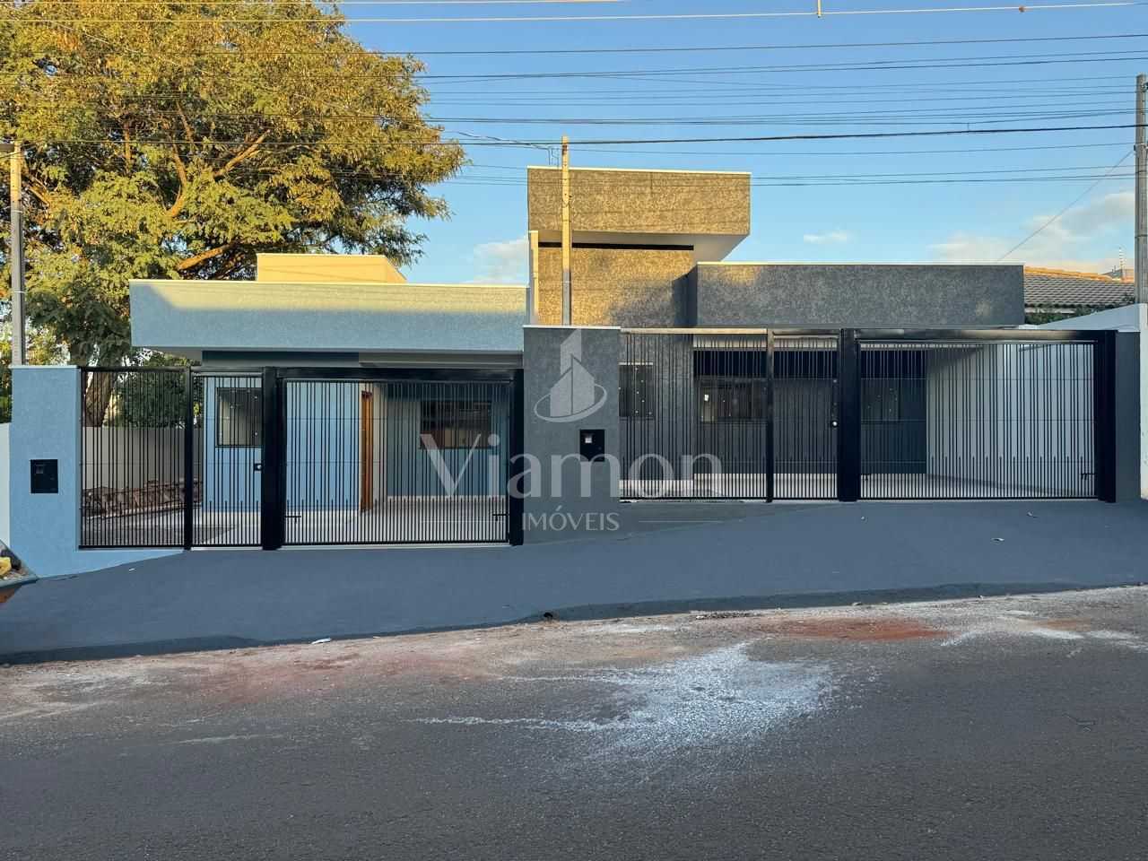 Casa à Venda no Jardim Tropical - 2 Dormitórios, Garagem e Loc...