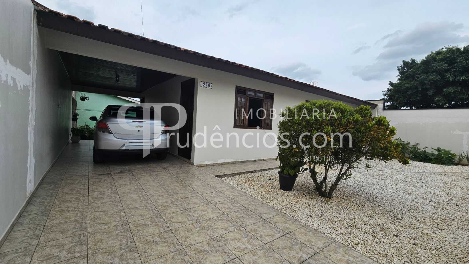 Casa espaçosa à venda em Araucária com excelente terreno e loc...