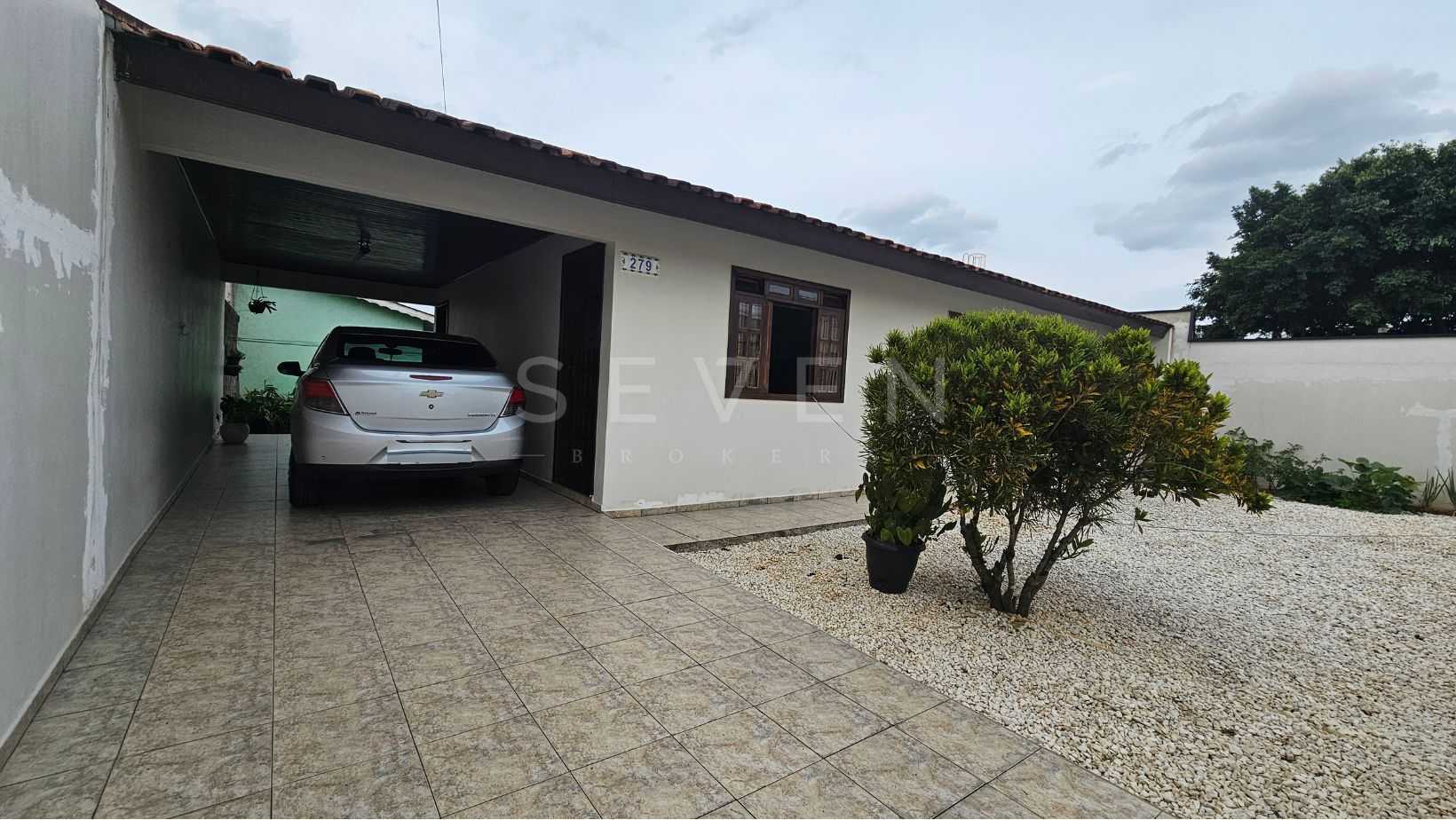 Casa espaçosa à venda em Araucária com excelente terreno e loc...