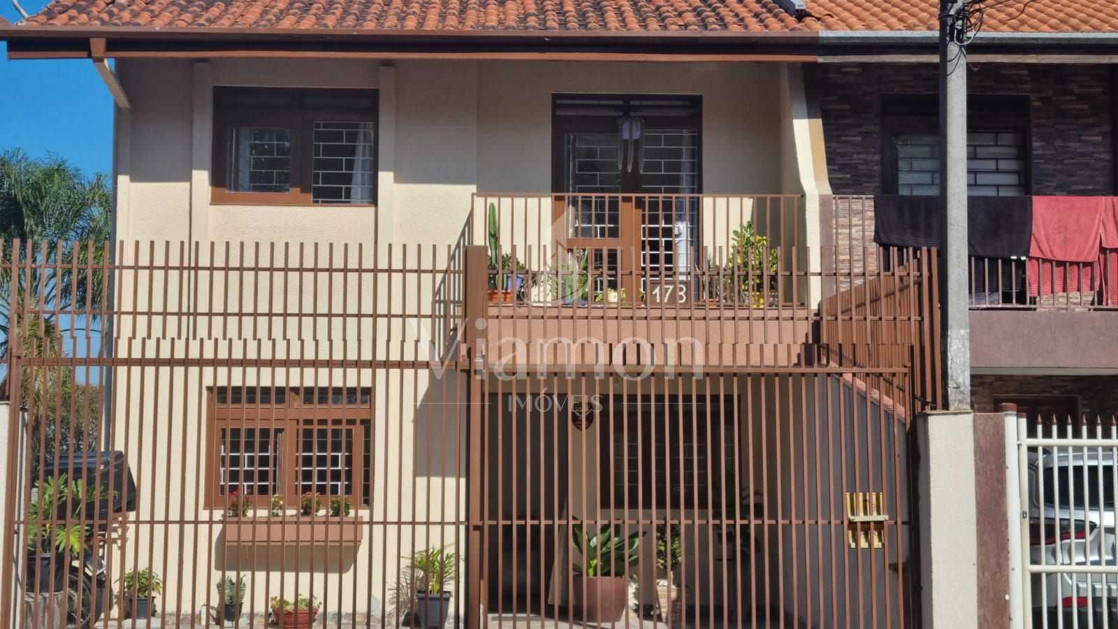 Sobrado com Quintal Amplo e Edícula no Guabirotuba  4 Quartos,...