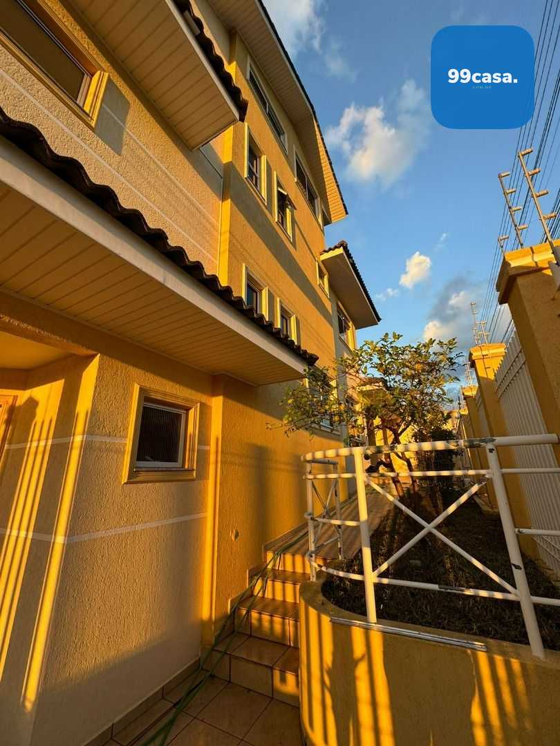 Triplex Espaçoso no Centro de Campo Largo com 3 Quartos, Suíte...