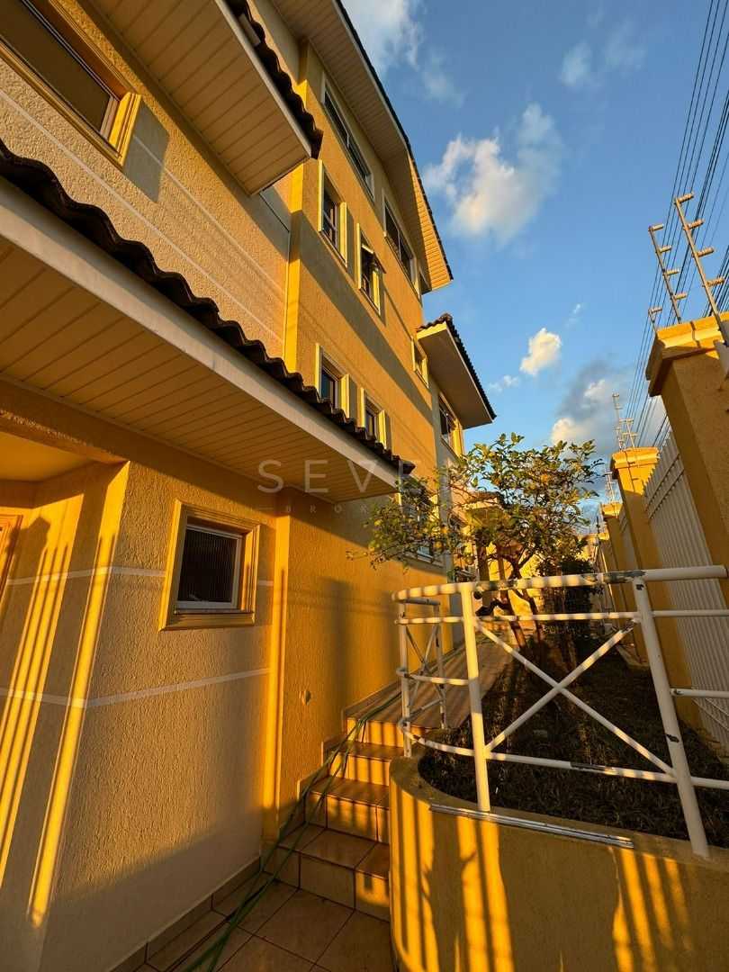 Triplex Espaçoso no Centro de Campo Largo com 3 Quartos, Suíte...