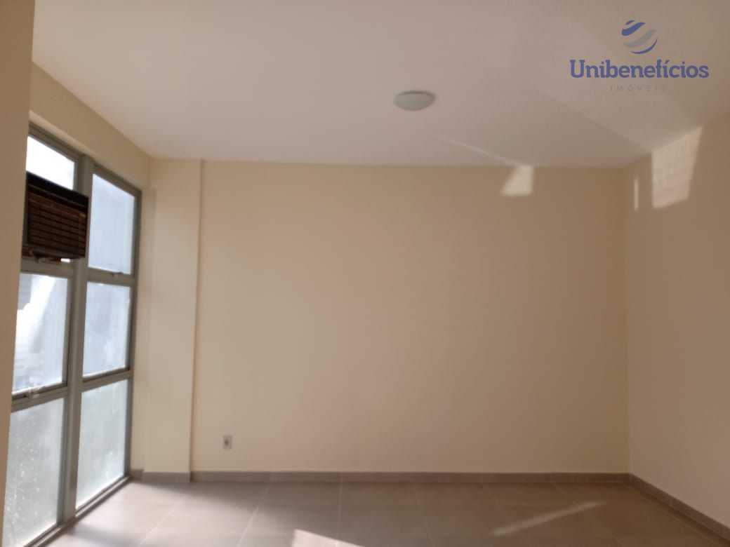 Sala comercial com banheiro no centro de Curitiba em edifício com vários segmentos.