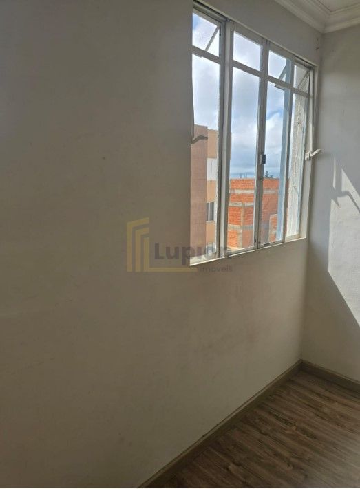 Apartamento ensolarado no Portão com 3 quartos, garagem cobert...