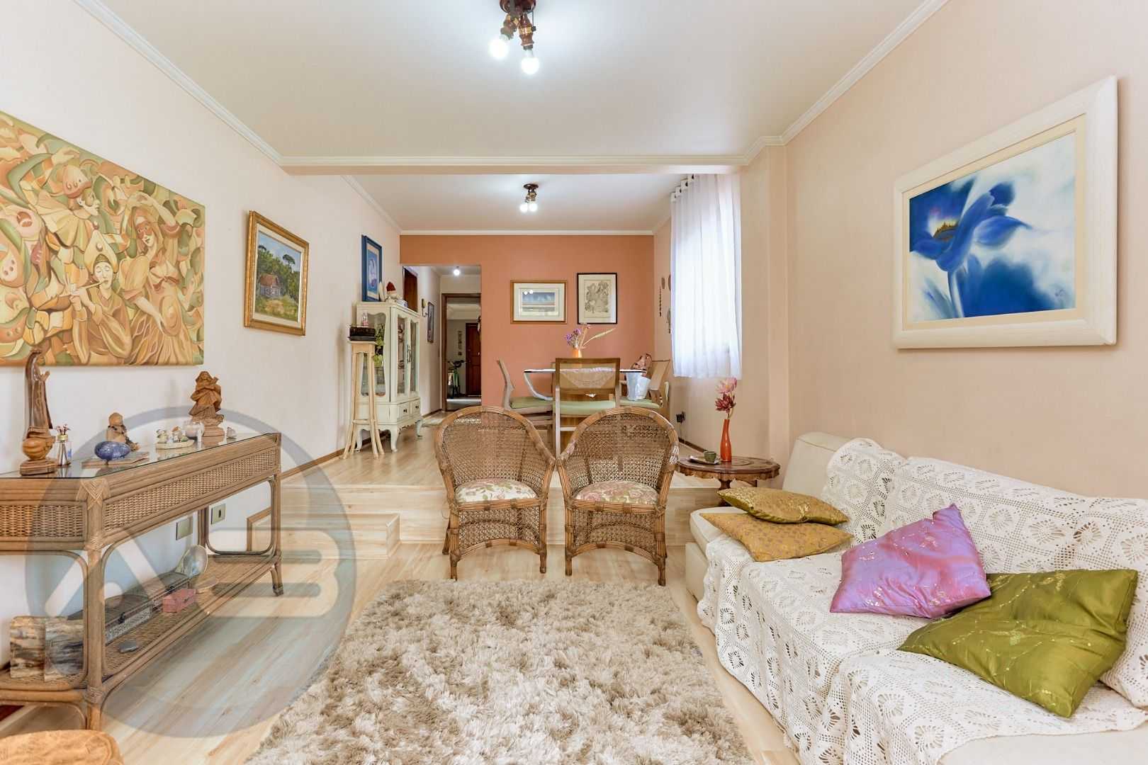 Apartamento 150m  no Cabral com sacada gourmet e lareira por R...