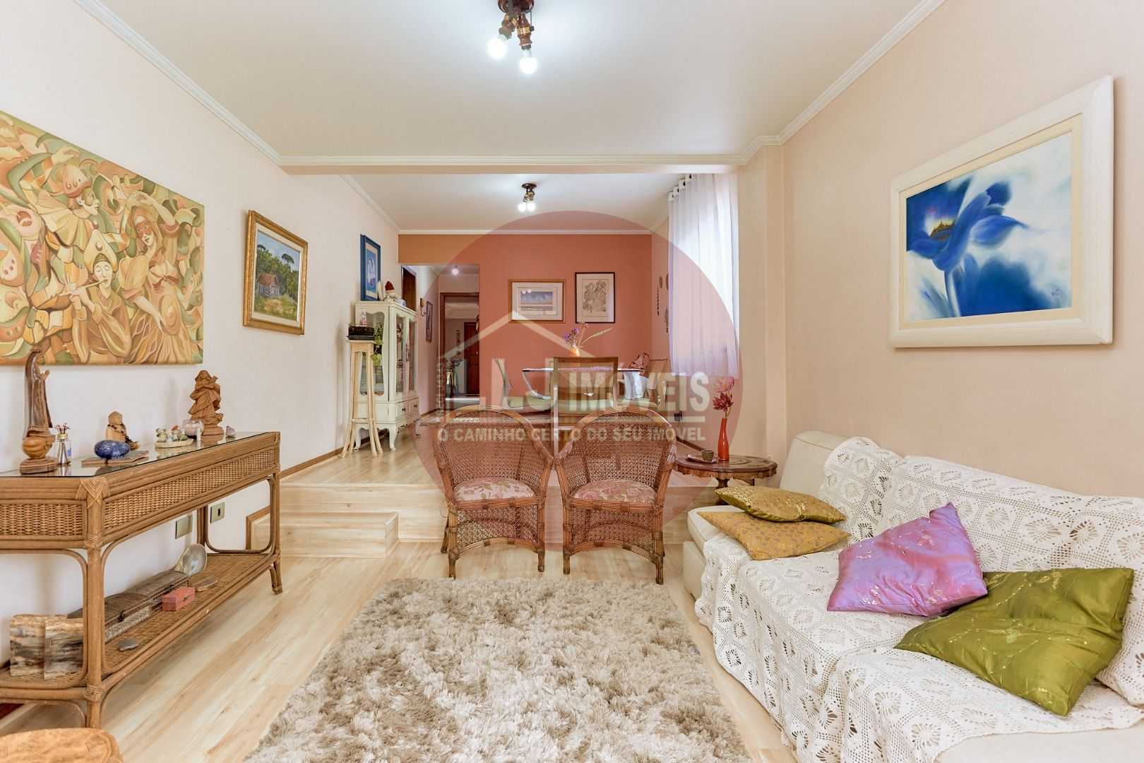 Apartamento 150m  no Cabral com sacada gourmet e lareira por R  790.000, 3 quartos e churrasqueira