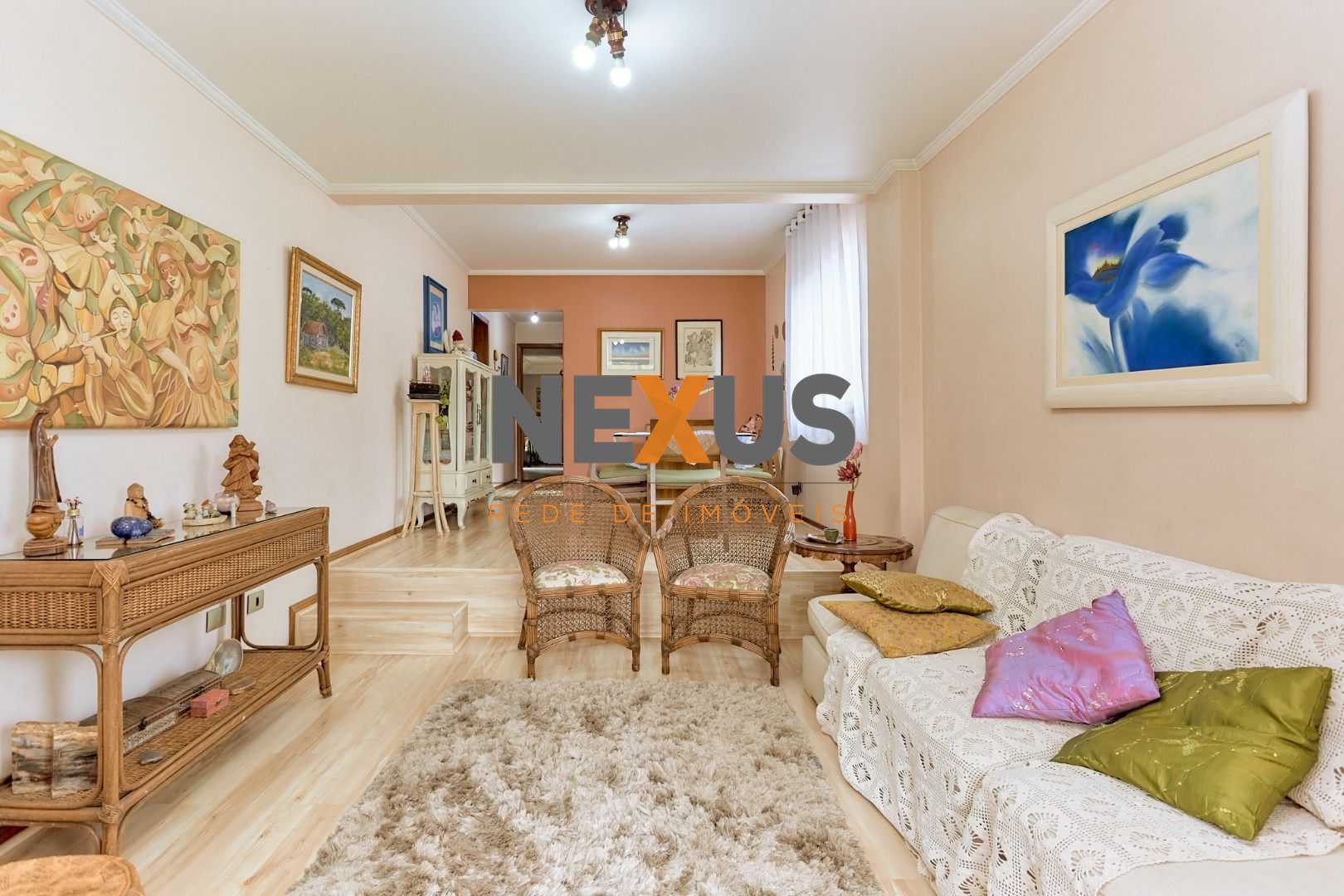 Apartamento 150m  no Cabral com sacada gourmet e lareira por R...