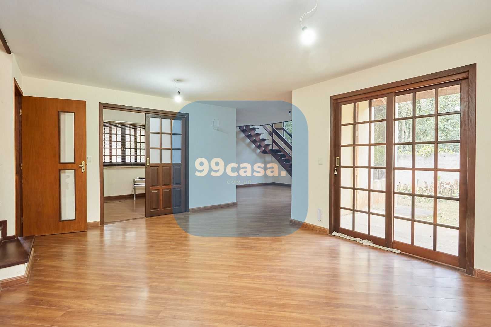 Casa ampla com suíte, edícula e varanda à venda na região do A...