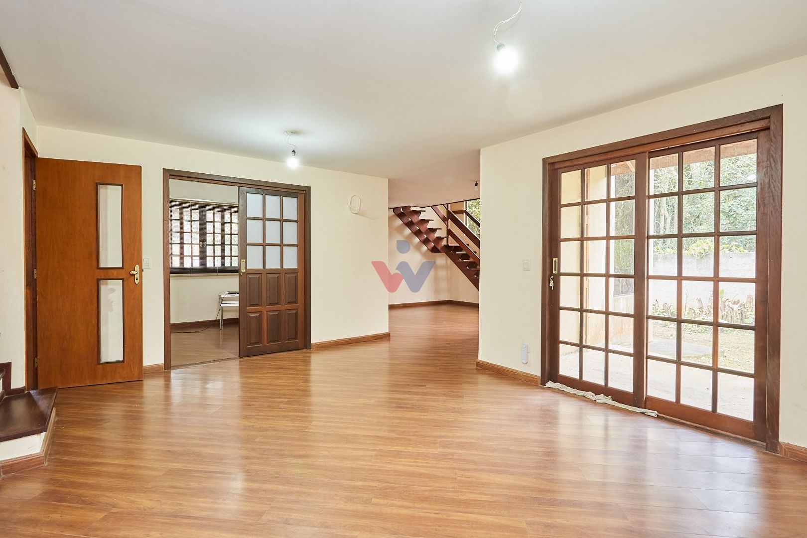 Casa ampla com suíte, edícula e varanda à venda na região do A...