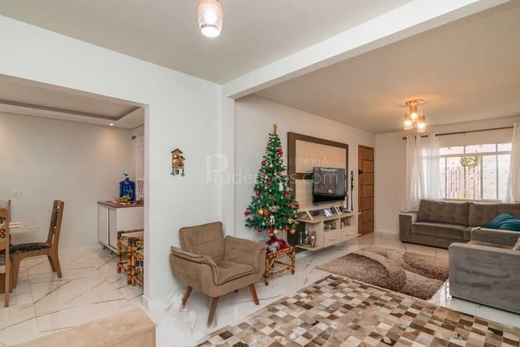 Casa à Venda no Uberaba  3 Dormitórios, Suíte e Terreno Amplo