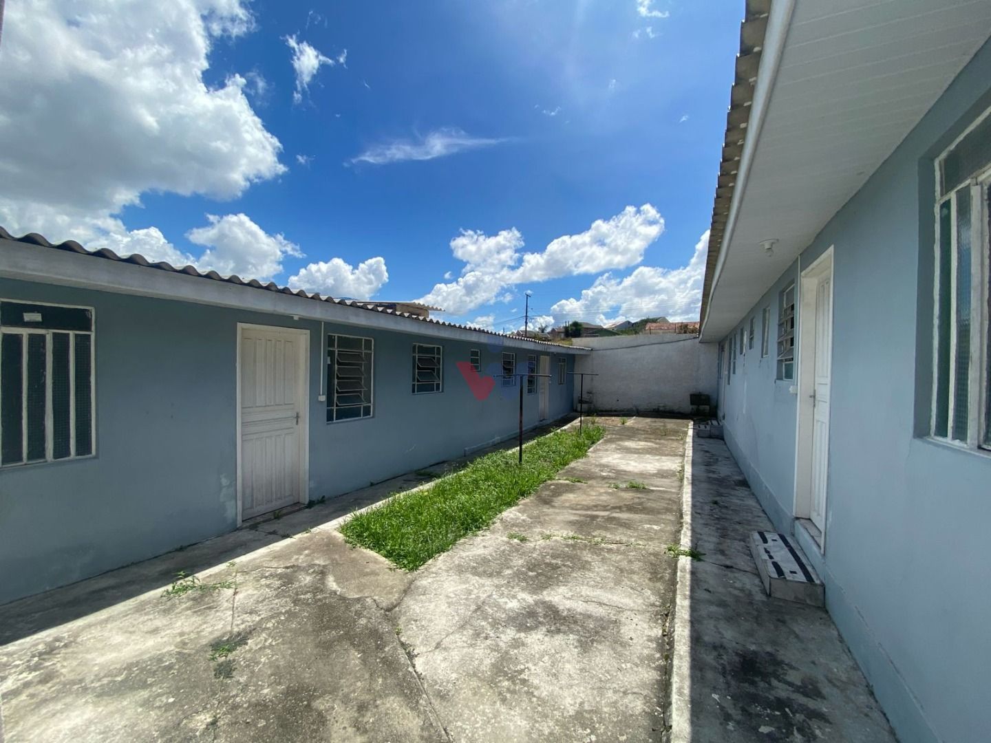 Oportunidade Única no Capão Raso  Terreno com Casa e 4 Quitine...