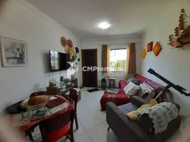 Casa à Venda a 500m do Mar com 2 Quartos, Churrasqueira e Garagem