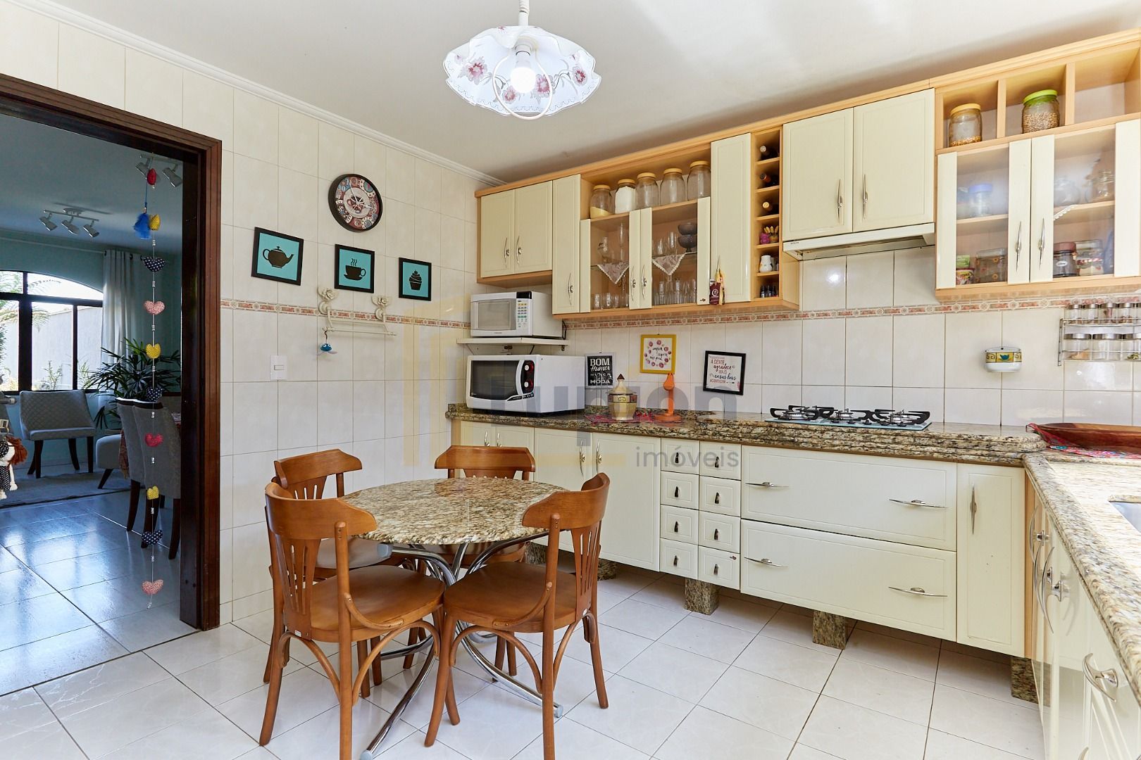 Sobrado amplo e ensolarado em Pinhais com quintal e ótima loca...