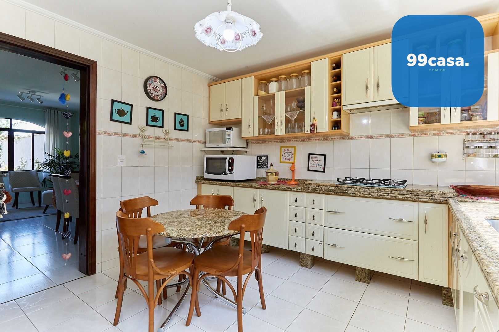 Sobrado amplo e ensolarado em Pinhais com quintal e ótima loca...