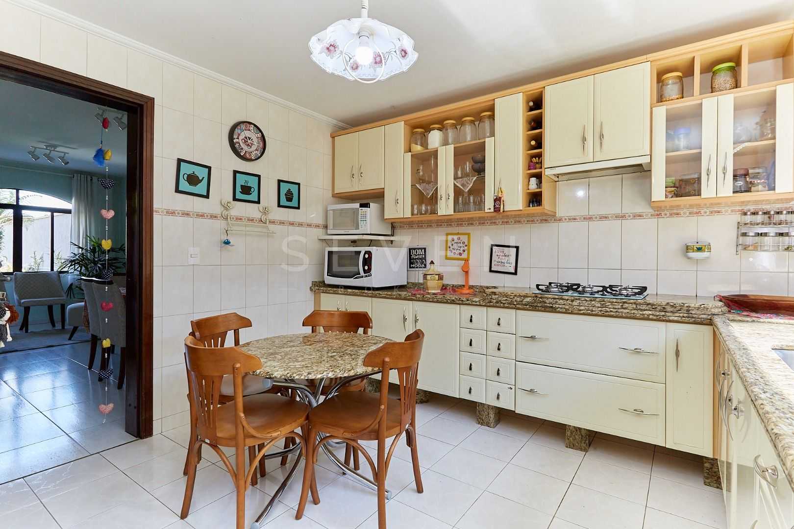 Sobrado amplo e ensolarado em Pinhais com quintal e ótima loca...