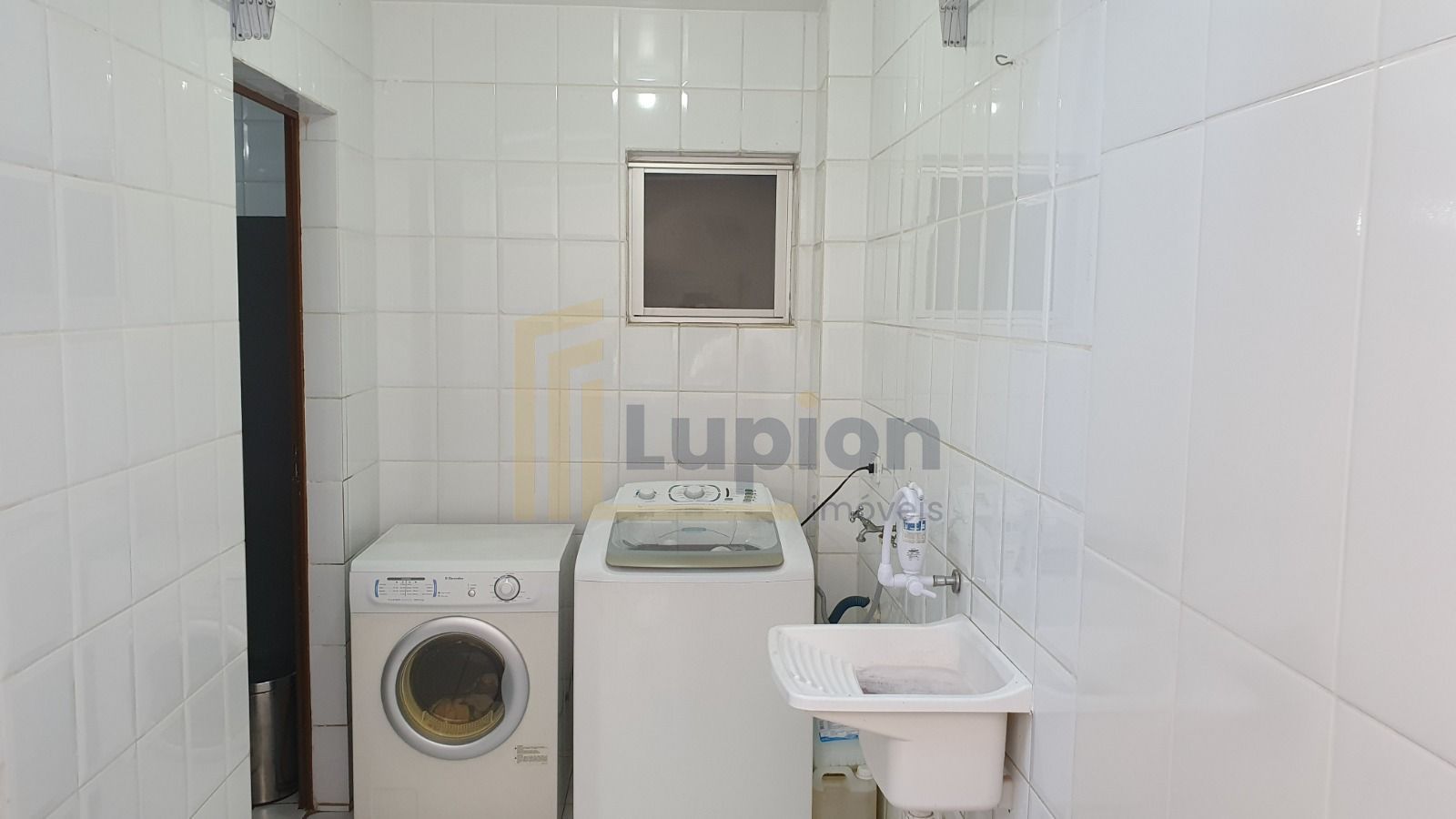 Espetacular Sobrado Tríplex à Venda em Condomínio Exclusivo  A...