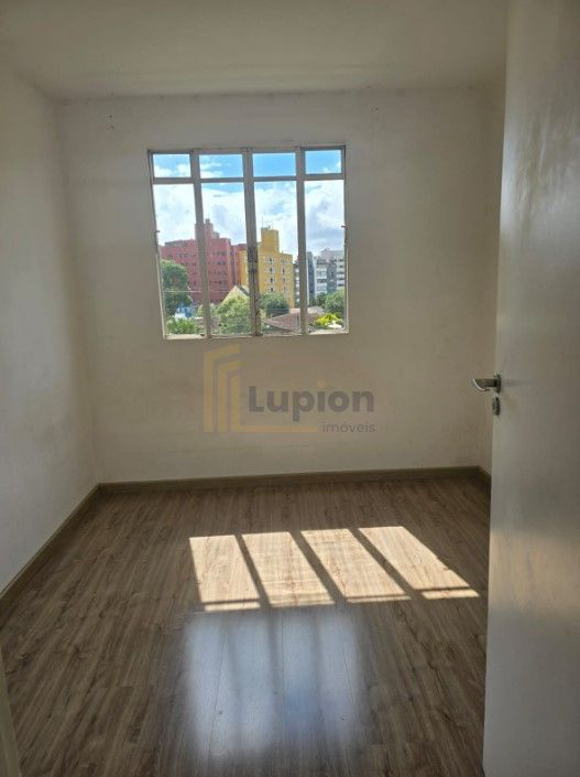 Apartamento ensolarado no Portão com 3 quartos, garagem cobert...