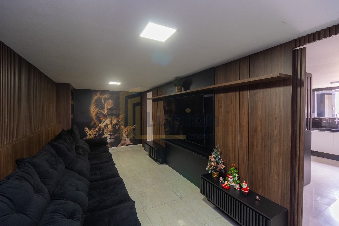 Sobrado Tríplex à Venda  no Uberaba com Piscina e Área Gourmet