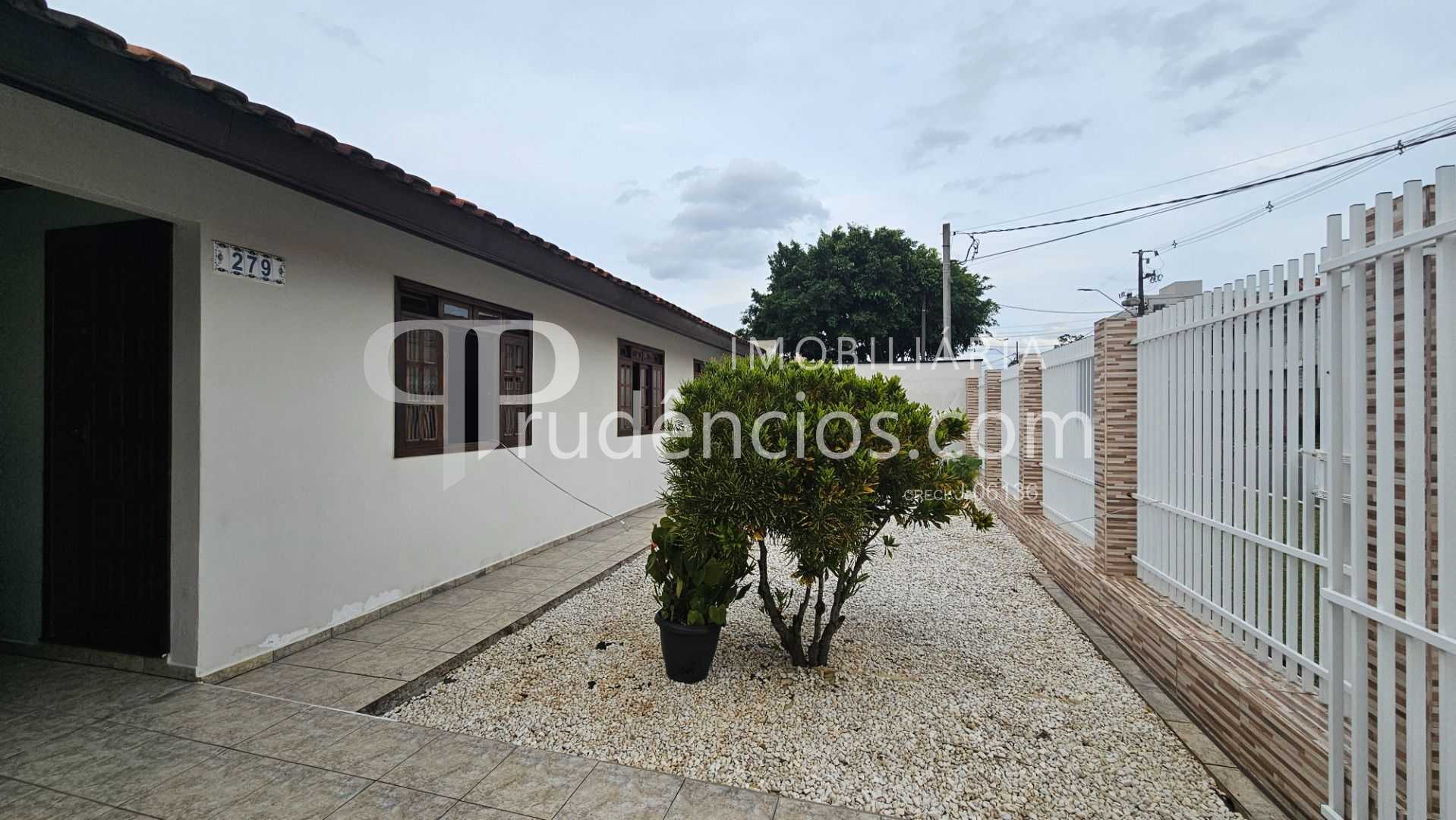 Casa espaçosa à venda em Araucária com excelente terreno e loc...