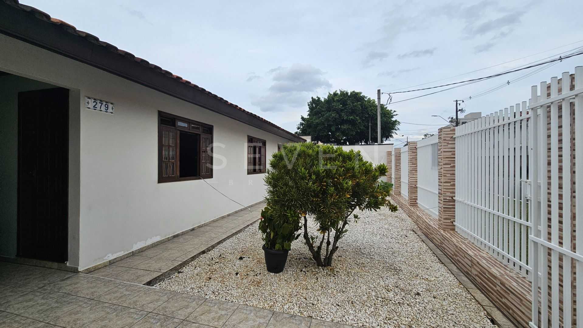 Casa espaçosa à venda em Araucária com excelente terreno e loc...