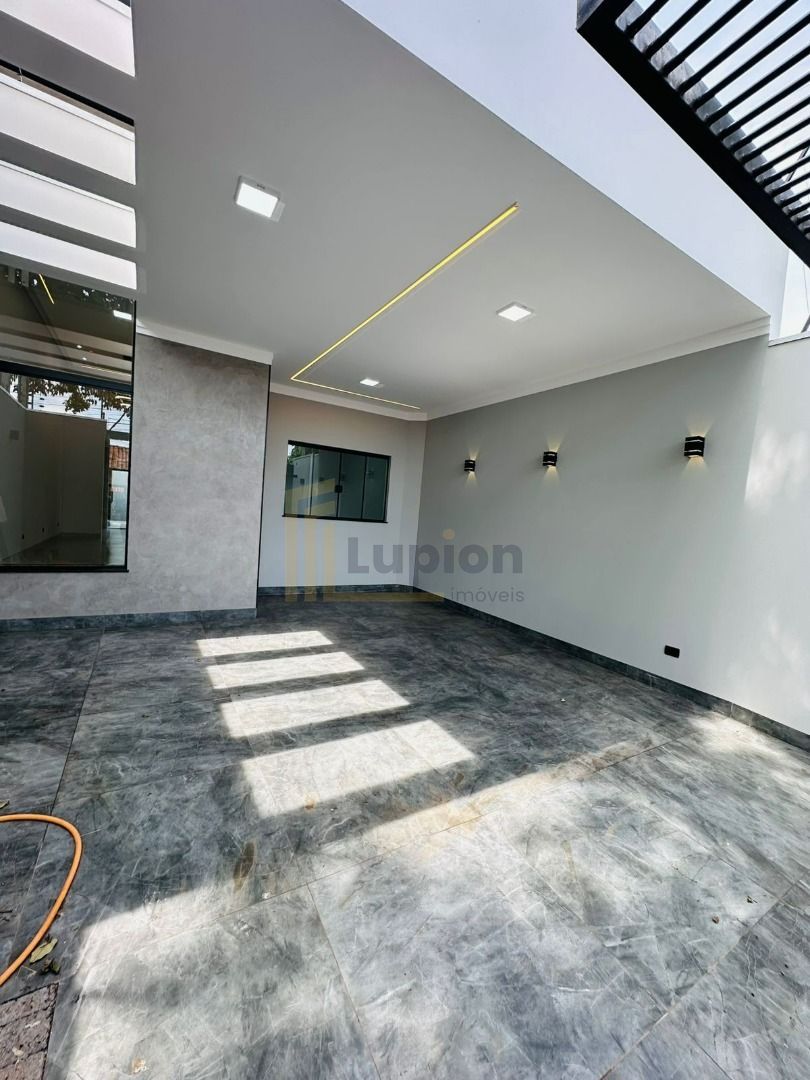 Casa Moderna e Sofisticada à Venda no Loteamento Madrid  3 Dor...