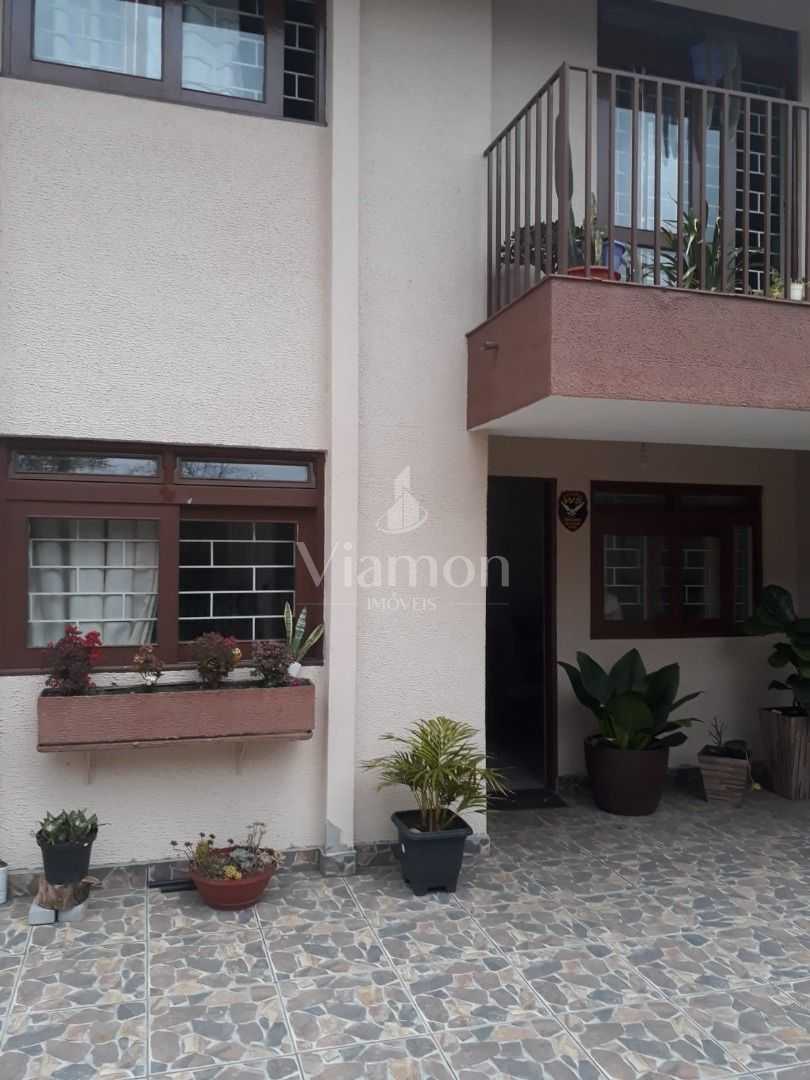 Sobrado com Quintal Amplo e Edícula no Guabirotuba  4 Quartos,...