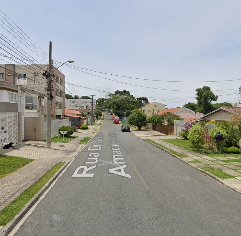 Terreno ZR4 no Tingui com Casa Aver­bada de 250m   Ideal para ...