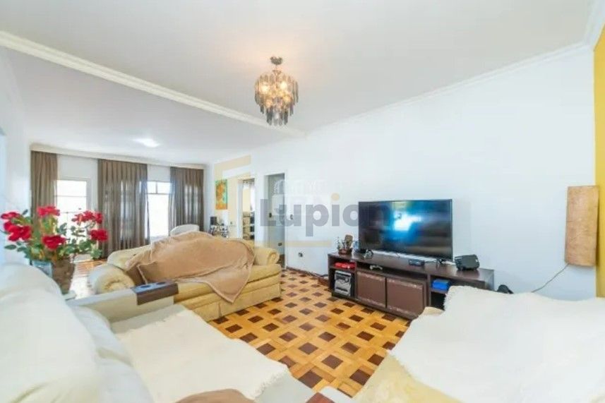 Casa espaçosa à venda no Parolin com 4 quartos, edícula e vaga...