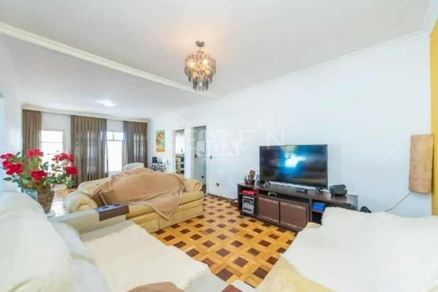 Casa espaçosa à venda no Parolin com 4 quartos, edícula e vaga...