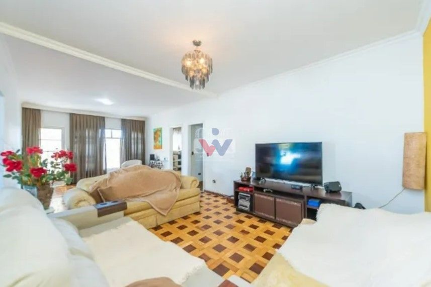 Casa espaçosa à venda no Parolin com 4 quartos, edícula e vaga...