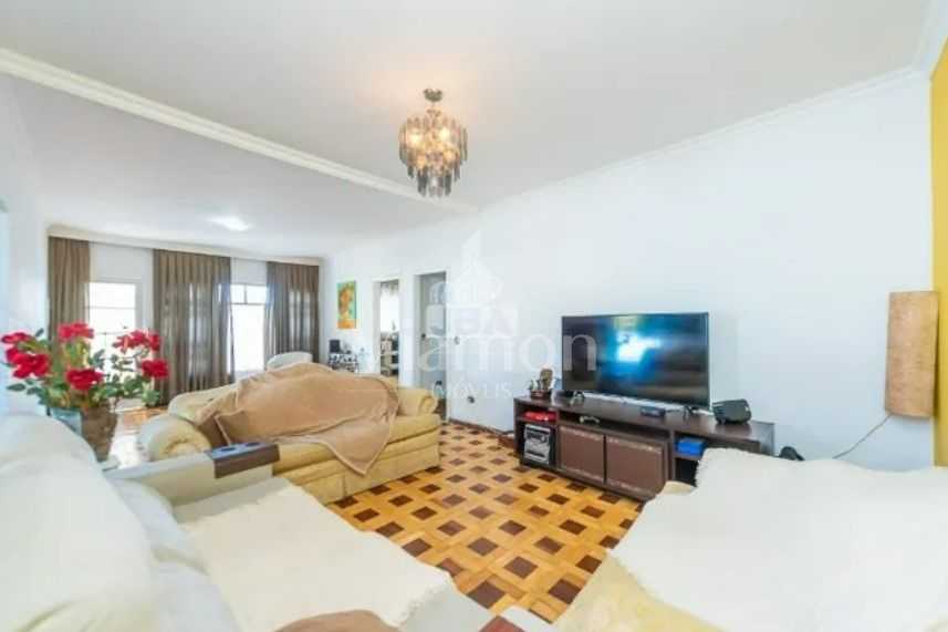 Casa espaçosa à venda no Parolin com 4 quartos, edícula e vaga...