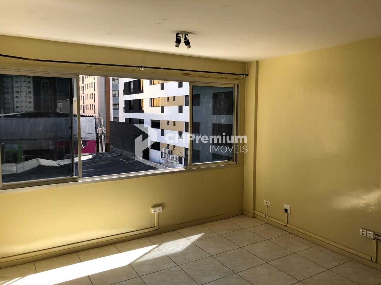 Sala Comercial Arejada e Pronta para Uso no Centro de Curitiba