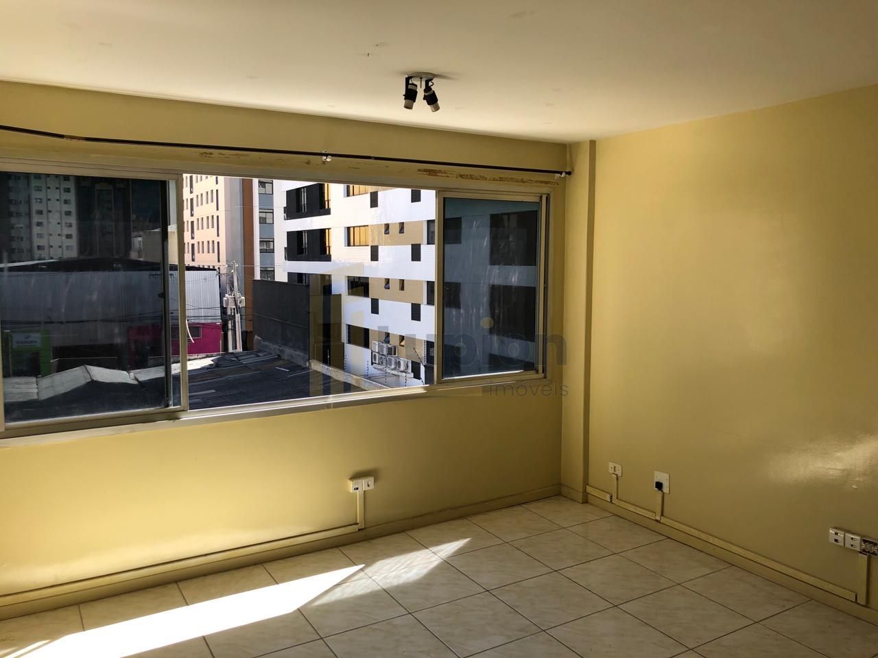 Sala Comercial Arejada e Pronta para Uso no Centro de Curitiba