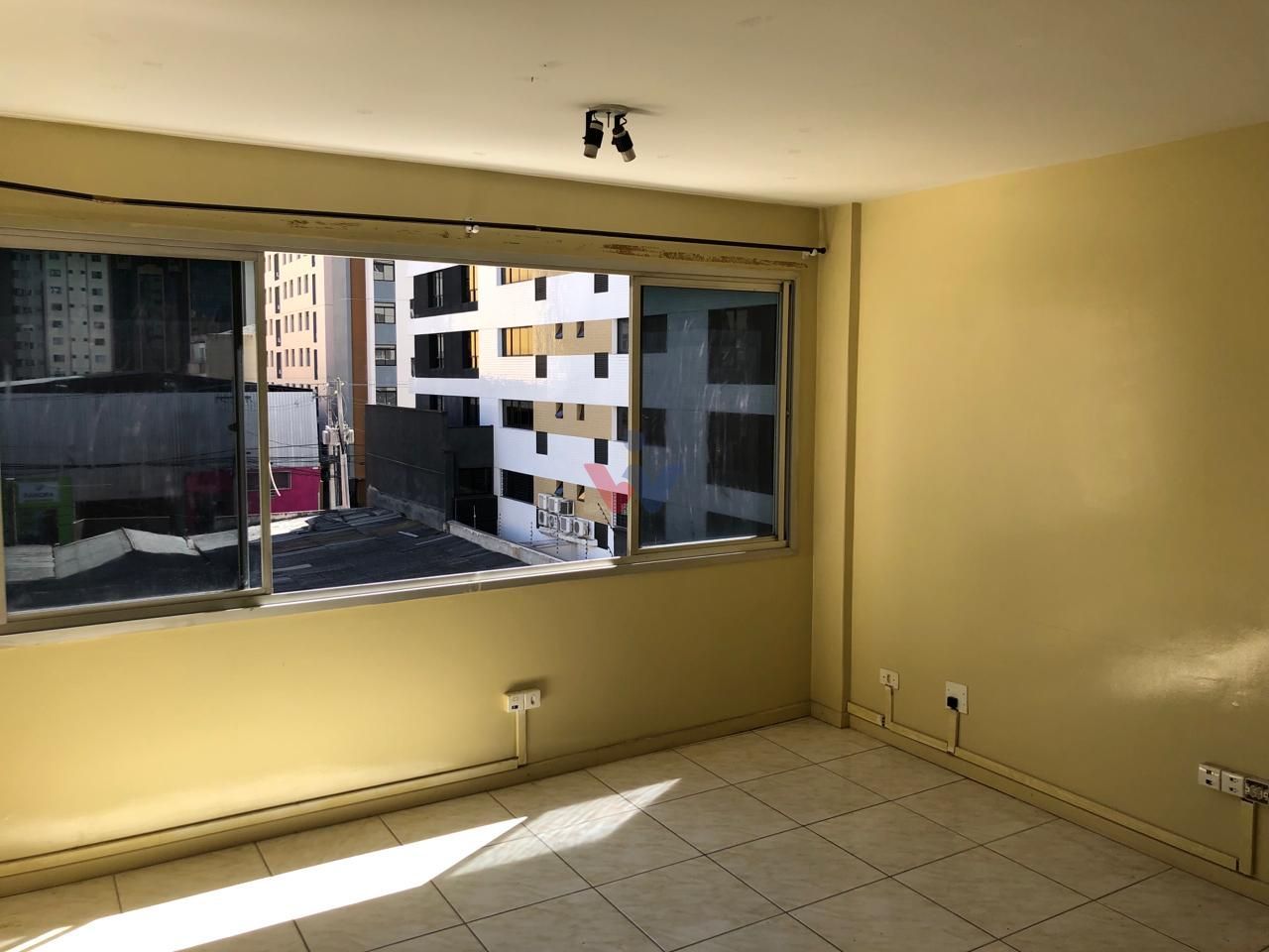 Sala Comercial Arejada e Pronta para Uso no Centro de Curitiba
